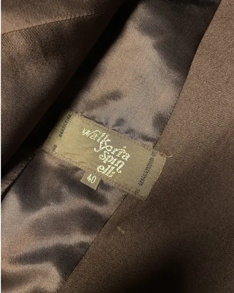 Foto de um(a) Conjunto Tailleur Vintage 100% Lã, da categoria de Casacos. Conjunto tailleur vintage, CGC, Walkyria Spinelli, 100% lã, na cor caramelo escuro, blazer lindíssimo alongado, acinturado,... Mostrado de uma perspectiva diferente. Vendido no marketplace Trésors.