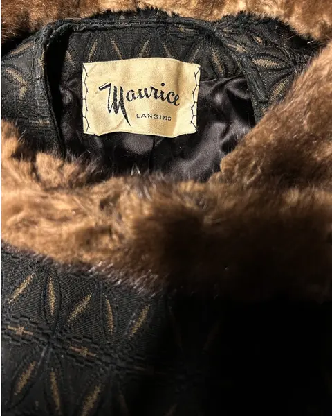 Foto de um(a) Casaco Vintage Relíquia Gola Pele, da categoria de Casacos. fantástico casaco vintage, possivelmente década de 50/60, Maurice Lansing, marca pertence à Maurice Distinctive Apparel, uma... Mostrado de uma perspectiva diferente. Vendido no marketplace Trésors.