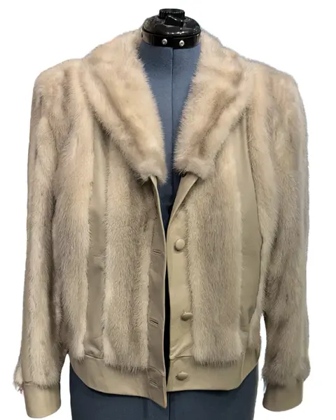 Foto de um(a) Jaqueta Vintage Creme em Couro e Pele, da categoria de Casacos. Jaqueta vintage em couro creme e pele legítima, confeccionada em ateliê/peleteria, possui fechamento frontal por botões,... Vendido no marketplace Trésors.