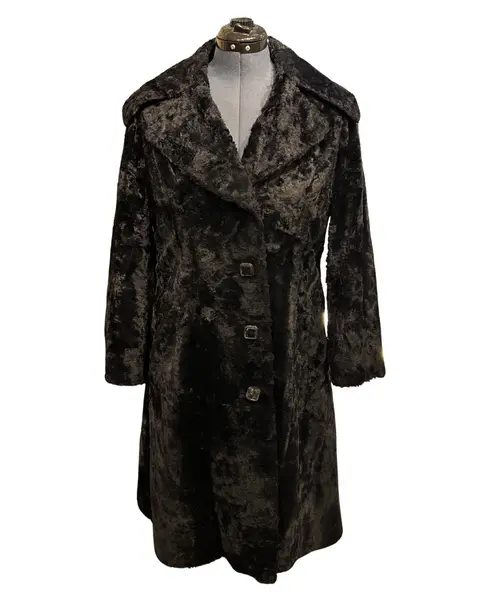 Foto de um(a) Casaco Vintage Pelo Preto, da categoria de Casacos. casaco vintage, possivelmente pelo sintético, na cor preto, botões quadrados e grande gola Veste M Medidas:Ombros 42cmBusto... Vendido no marketplace Trésors.