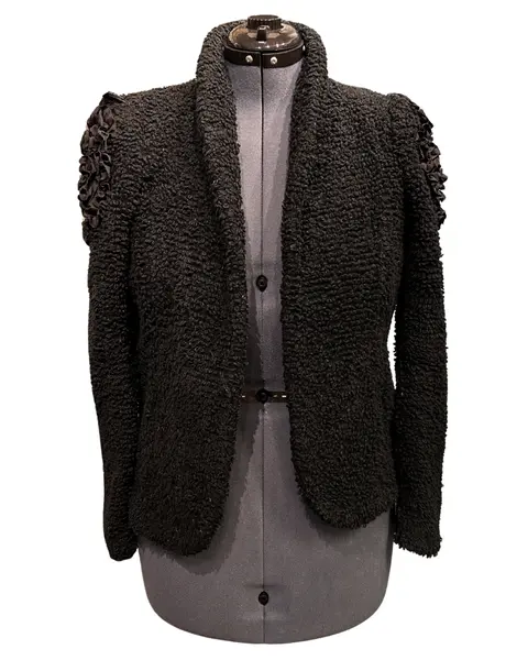 Foto de um(a) Casaqueto Vintage em Tecido Bouclé, da categoria de Casacos. Casaqueto vintage, Stravaganza Porto Alegre, em tecido boucle, lindos detalhes franzidos nos ombros, a modelagem do casaco... Vendido no marketplace Trésors.