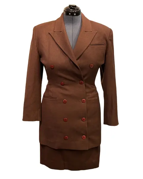 Foto de um(a) Conjunto Tailleur Vintage 100% Lã, da categoria de Casacos. Conjunto tailleur vintage, CGC, Walkyria Spinelli, 100% lã, na cor caramelo escuro, blazer lindíssimo alongado, acinturado,... Mostrado de uma perspectiva diferente. Vendido no marketplace Trésors.