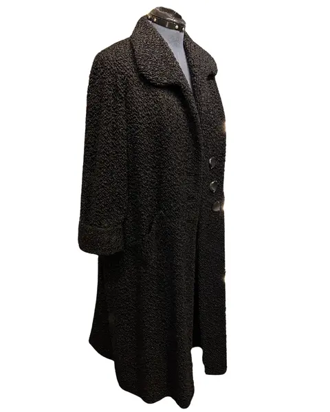 Foto de um(a) Casaco Vintage Bouclé Alongado Preto, da categoria de Casacos. Lindíssimo casaco vintage, tecido bouclé, bolsos frontais, 3 grandes botões para fechamento, grande gola, forrado, punhos... Mostrado de uma perspectiva diferente. Vendido no marketplace Trésors.