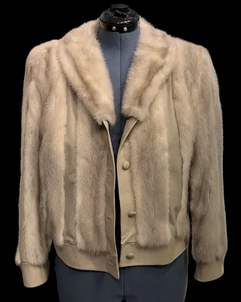 Foto de um(a) Jaqueta Vintage Creme em Couro e Pele, da categoria de Casacos. Jaqueta vintage em couro creme e pele legítima, confeccionada em ateliê/peleteria, possui fechamento frontal por botões,... Mostrado de uma perspectiva diferente. Vendido no marketplace Trésors.