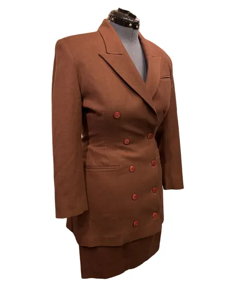Foto de um(a) Conjunto Tailleur Vintage 100% Lã, da categoria de Casacos. Conjunto tailleur vintage, CGC, Walkyria Spinelli, 100% lã, na cor caramelo escuro, blazer lindíssimo alongado, acinturado,... Mostrado de uma perspectiva diferente. Vendido no marketplace Trésors.