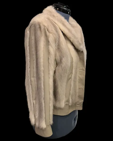 Foto de um(a) Jaqueta Vintage Creme em Couro e Pele, da categoria de Casacos. Jaqueta vintage em couro creme e pele legítima, confeccionada em ateliê/peleteria, possui fechamento frontal por botões,... Mostrado de uma perspectiva diferente. Vendido no marketplace Trésors.