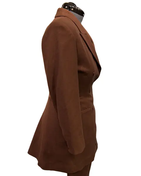 Foto de um(a) Conjunto Tailleur Vintage 100% Lã, da categoria de Casacos. Conjunto tailleur vintage, CGC, Walkyria Spinelli, 100% lã, na cor caramelo escuro, blazer lindíssimo alongado, acinturado,... Mostrado de uma perspectiva diferente. Vendido no marketplace Trésors.