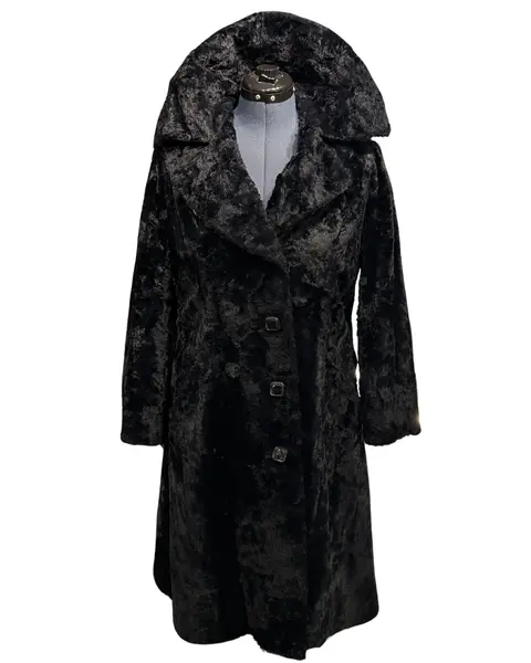 Foto de um(a) Casaco Vintage Pelo Preto, da categoria de Casacos. casaco vintage, possivelmente pelo sintético, na cor preto, botões quadrados e grande gola Veste M Medidas:Ombros 42cmBusto... Mostrado de uma perspectiva diferente. Vendido no marketplace Trésors.