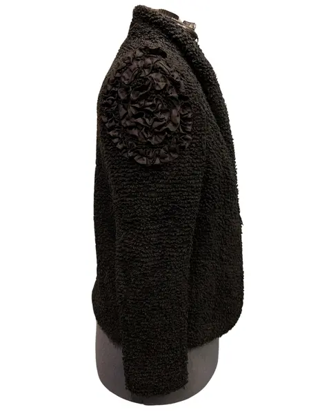 Foto de um(a) Casaqueto Vintage em Tecido Bouclé, da categoria de Casacos. Casaqueto vintage, Stravaganza Porto Alegre, em tecido boucle, lindos detalhes franzidos nos ombros, a modelagem do casaco... Mostrado de uma perspectiva diferente. Vendido no marketplace Trésors.