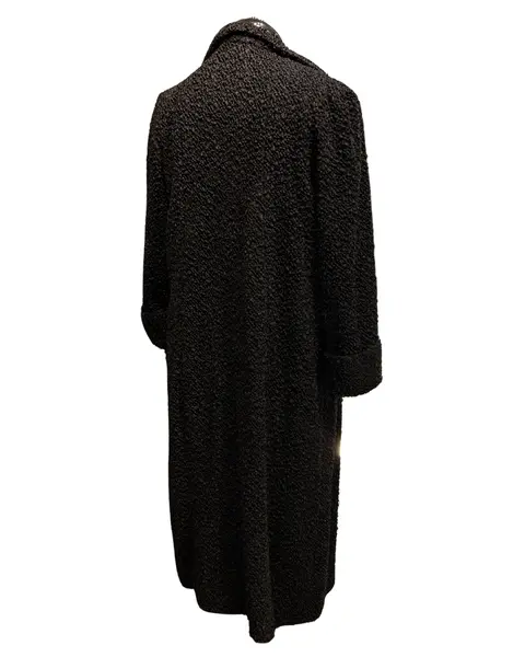 Foto de um(a) Casaco Vintage Bouclé Alongado Preto, da categoria de Casacos. Lindíssimo casaco vintage, tecido bouclé, bolsos frontais, 3 grandes botões para fechamento, grande gola, forrado, punhos... Mostrado de uma perspectiva diferente. Vendido no marketplace Trésors.