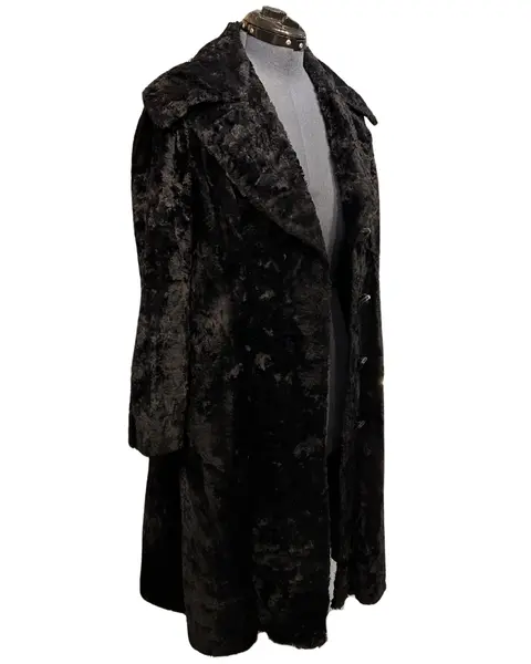 Foto de um(a) Casaco Vintage Pelo Preto, da categoria de Casacos. casaco vintage, possivelmente pelo sintético, na cor preto, botões quadrados e grande gola Veste M Medidas:Ombros 42cmBusto... Mostrado de uma perspectiva diferente. Vendido no marketplace Trésors.