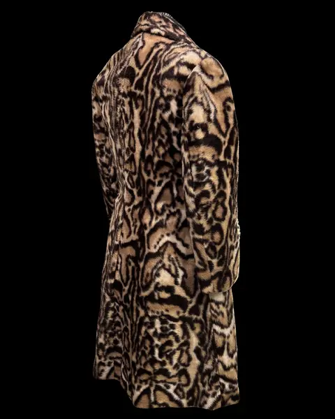 Foto de um(a) Casaco Vintage Pelúcia Onça, da categoria de Casacos. Casaco vintage, de ateliê, em pelúcia, estampa onça, forro em tom de laranja, fechamento por 4 grandes e forrados botões,... Mostrado de uma perspectiva diferente. Vendido no marketplace Trésors.