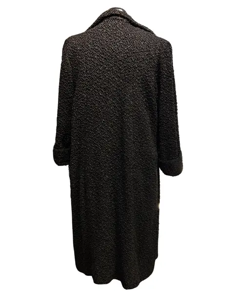 Foto de um(a) Casaco Vintage Bouclé Alongado Preto, da categoria de Casacos. Lindíssimo casaco vintage, tecido bouclé, bolsos frontais, 3 grandes botões para fechamento, grande gola, forrado, punhos... Mostrado de uma perspectiva diferente. Vendido no marketplace Trésors.