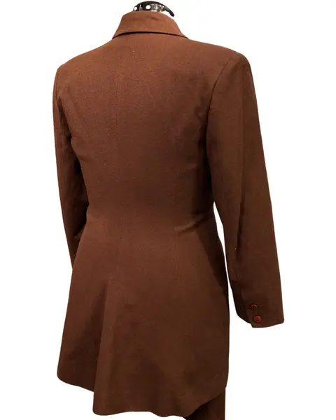 Foto de um(a) Conjunto Tailleur Vintage 100% Lã, da categoria de Casacos. Conjunto tailleur vintage, CGC, Walkyria Spinelli, 100% lã, na cor caramelo escuro, blazer lindíssimo alongado, acinturado,... Mostrado de uma perspectiva diferente. Vendido no marketplace Trésors.