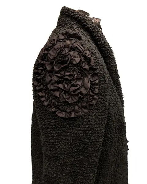 Foto de um(a) Casaqueto Vintage em Tecido Bouclé, da categoria de Casacos. Casaqueto vintage, Stravaganza Porto Alegre, em tecido boucle, lindos detalhes franzidos nos ombros, a modelagem do casaco... Mostrado de uma perspectiva diferente. Vendido no marketplace Trésors.