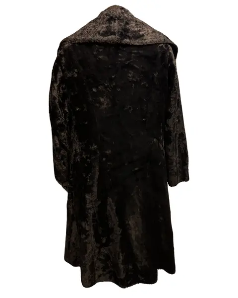 Foto de um(a) Casaco Vintage Pelo Preto, da categoria de Casacos. casaco vintage, possivelmente pelo sintético, na cor preto, botões quadrados e grande gola Veste M Medidas:Ombros 42cmBusto... Mostrado de uma perspectiva diferente. Vendido no marketplace Trésors.