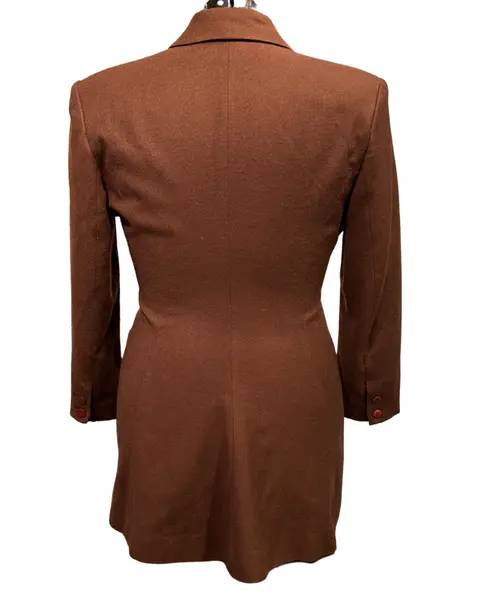 Foto de um(a) Conjunto Tailleur Vintage 100% Lã, da categoria de Casacos. Conjunto tailleur vintage, CGC, Walkyria Spinelli, 100% lã, na cor caramelo escuro, blazer lindíssimo alongado, acinturado,... Mostrado de uma perspectiva diferente. Vendido no marketplace Trésors.