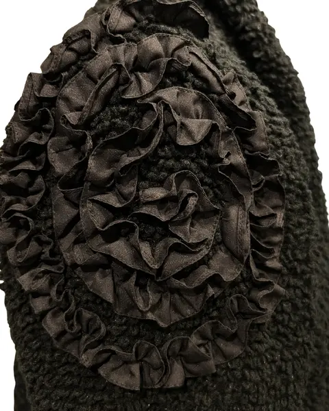 Foto de um(a) Casaqueto Vintage em Tecido Bouclé, da categoria de Casacos. Casaqueto vintage, Stravaganza Porto Alegre, em tecido boucle, lindos detalhes franzidos nos ombros, a modelagem do casaco... Mostrado de uma perspectiva diferente. Vendido no marketplace Trésors.