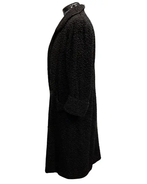 Foto de um(a) Casaco Vintage Bouclé Alongado Preto, da categoria de Casacos. Lindíssimo casaco vintage, tecido bouclé, bolsos frontais, 3 grandes botões para fechamento, grande gola, forrado, punhos... Mostrado de uma perspectiva diferente. Vendido no marketplace Trésors.