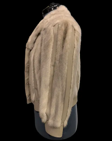 Foto de um(a) Jaqueta Vintage Creme em Couro e Pele, da categoria de Casacos. Jaqueta vintage em couro creme e pele legítima, confeccionada em ateliê/peleteria, possui fechamento frontal por botões,... Mostrado de uma perspectiva diferente. Vendido no marketplace Trésors.