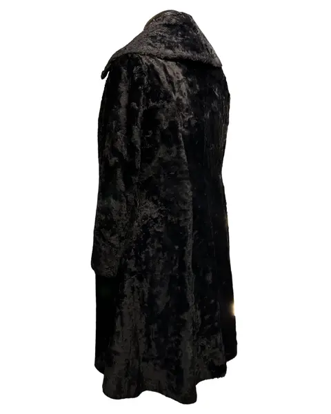 Foto de um(a) Casaco Vintage Pelo Preto, da categoria de Casacos. casaco vintage, possivelmente pelo sintético, na cor preto, botões quadrados e grande gola Veste M Medidas:Ombros 42cmBusto... Mostrado de uma perspectiva diferente. Vendido no marketplace Trésors.