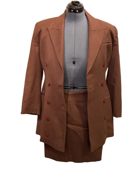 Foto de um(a) Conjunto Tailleur Vintage 100% Lã, da categoria de Casacos. Conjunto tailleur vintage, CGC, Walkyria Spinelli, 100% lã, na cor caramelo escuro, blazer lindíssimo alongado, acinturado,... Mostrado de uma perspectiva diferente. Vendido no marketplace Trésors.