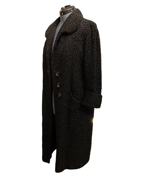 Foto de um(a) Casaco Vintage Bouclé Alongado Preto, da categoria de Casacos. Lindíssimo casaco vintage, tecido bouclé, bolsos frontais, 3 grandes botões para fechamento, grande gola, forrado, punhos... Mostrado de uma perspectiva diferente. Vendido no marketplace Trésors.