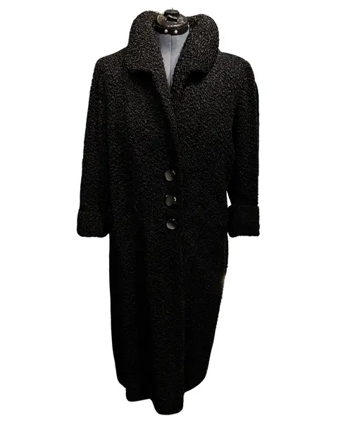 Foto de um(a) Casaco Vintage Bouclé Alongado Preto, da categoria de Casacos. Lindíssimo casaco vintage, tecido bouclé, bolsos frontais, 3 grandes botões para fechamento, grande gola, forrado, punhos... Vendido no marketplace Trésors.