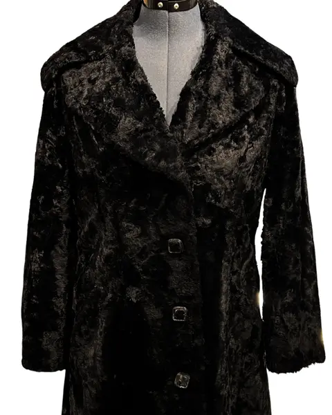 Foto de um(a) Casaco Vintage Pelo Preto, da categoria de Casacos. casaco vintage, possivelmente pelo sintético, na cor preto, botões quadrados e grande gola Veste M Medidas:Ombros 42cmBusto... Mostrado de uma perspectiva diferente. Vendido no marketplace Trésors.