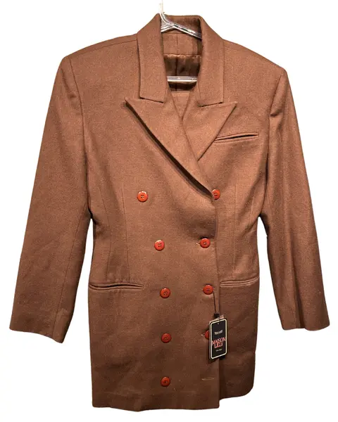 Foto de um(a) Conjunto Tailleur Vintage 100% Lã, da categoria de Casacos. Conjunto tailleur vintage, CGC, Walkyria Spinelli, 100% lã, na cor caramelo escuro, blazer lindíssimo alongado, acinturado,... Vendido no marketplace Trésors.