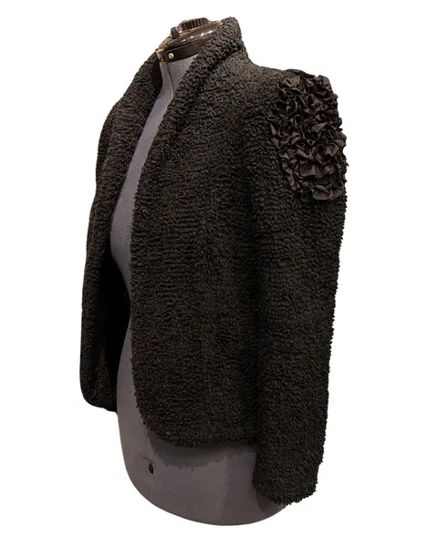 Foto de um(a) Casaqueto Vintage em Tecido Bouclé, da categoria de Casacos. Casaqueto vintage, Stravaganza Porto Alegre, em tecido boucle, lindos detalhes franzidos nos ombros, a modelagem do casaco... Mostrado de uma perspectiva diferente. Vendido no marketplace Trésors.