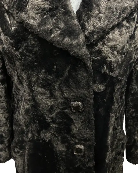 Foto de um(a) Casaco Vintage Pelo Preto, da categoria de Casacos. casaco vintage, possivelmente pelo sintético, na cor preto, botões quadrados e grande gola Veste M Medidas:Ombros 42cmBusto... Mostrado de uma perspectiva diferente. Vendido no marketplace Trésors.