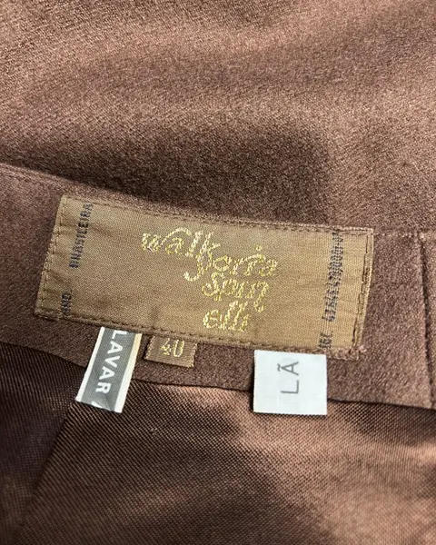 Foto de um(a) Conjunto Tailleur Vintage 100% Lã, da categoria de Casacos. Conjunto tailleur vintage, CGC, Walkyria Spinelli, 100% lã, na cor caramelo escuro, blazer lindíssimo alongado, acinturado,... Mostrado de uma perspectiva diferente. Vendido no marketplace Trésors.