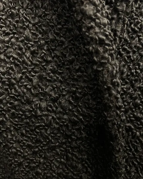 Foto de um(a) Casaco Vintage Bouclé Alongado Preto, da categoria de Casacos. Lindíssimo casaco vintage, tecido bouclé, bolsos frontais, 3 grandes botões para fechamento, grande gola, forrado, punhos... Mostrado de uma perspectiva diferente. Vendido no marketplace Trésors.