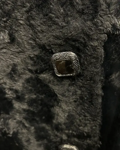 Foto de um(a) Casaco Vintage Pelo Preto, da categoria de Casacos. casaco vintage, possivelmente pelo sintético, na cor preto, botões quadrados e grande gola Veste M Medidas:Ombros 42cmBusto... Mostrado de uma perspectiva diferente. Vendido no marketplace Trésors.
