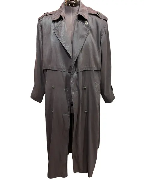 Foto de um(a) Trench Coat Vintage Besouro, da categoria de Casacos. Trench coat vintage, lindíssimo tom levemente metálico em tons esverdeado/azul/lilás, que carinhosamente chamamos de cor... Vendido no marketplace Trésors.