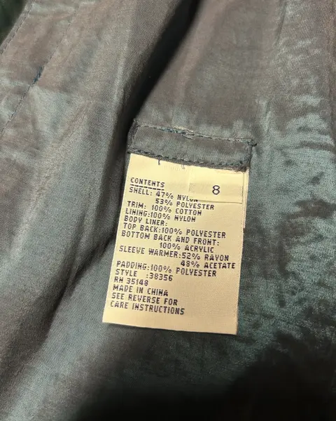 Foto de um(a) Trench Coat Vintage Besouro, da categoria de Casacos. Trench coat vintage, lindíssimo tom levemente metálico em tons esverdeado/azul/lilás, que carinhosamente chamamos de cor... Mostrado de uma perspectiva diferente. Vendido no marketplace Trésors.