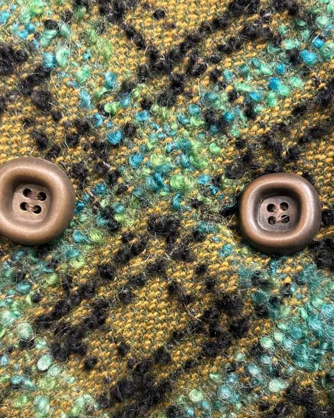 Foto de um(a) Casaco Vintage Tweed Xadrez, da categoria de Casacos. Raríssimo casaco tweed, xadrez em tom predominante verde, fechamento transpassado, 6 botões frontais, forro caramelo. Veste... Mostrado de uma perspectiva diferente. Vendido no marketplace Trésors.