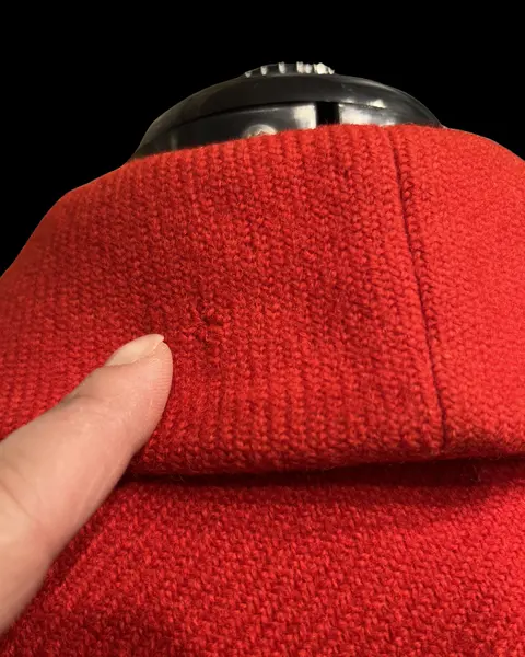Foto de um(a) Casaco Vintage Lã Vermelho Vivo, da categoria de Casacos. casaco vintage, provavelmente década de 50, em lã, tom de vermelho tomate, gola estilo boneca, bolsos frontais,... Mostrado de uma perspectiva diferente. Vendido no marketplace Trésors.