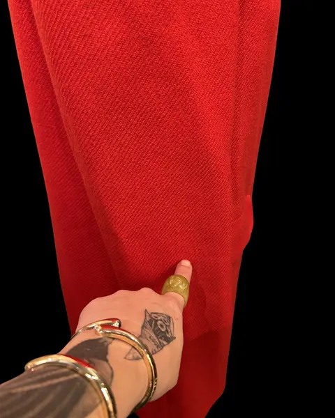 Foto de um(a) Casaco Vintage Lã Vermelho Vivo, da categoria de Casacos. casaco vintage, provavelmente década de 50, em lã, tom de vermelho tomate, gola estilo boneca, bolsos frontais,... Mostrado de uma perspectiva diferente. Vendido no marketplace Trésors.