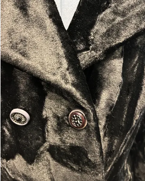 Foto de um(a) Casaco Vintage Pelo Acetinado, da categoria de Casacos. Belíssimo casaco vintage, pelo baixo, aparentemente sintético, porém contém etiqueta da antiga Peleteria Alaska, no Peru.... Mostrado de uma perspectiva diferente. Vendido no marketplace Trésors.