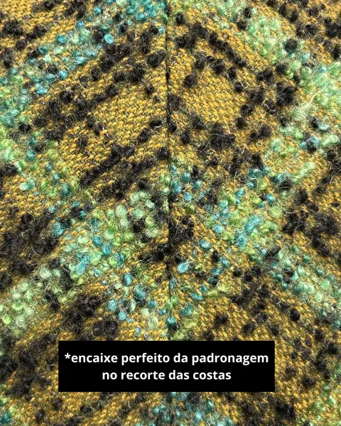 Foto de um(a) Casaco Vintage Tweed Xadrez, da categoria de Casacos. Raríssimo casaco tweed, xadrez em tom predominante verde, fechamento transpassado, 6 botões frontais, forro caramelo. Veste... Mostrado de uma perspectiva diferente. Vendido no marketplace Trésors.