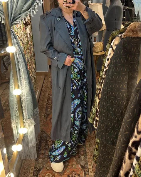 Foto de um(a) Trench Coat Vintage Besouro, da categoria de Casacos. Trench coat vintage, lindíssimo tom levemente metálico em tons esverdeado/azul/lilás, que carinhosamente chamamos de cor... Mostrado de uma perspectiva diferente. Vendido no marketplace Trésors.