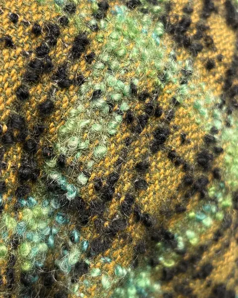 Foto de um(a) Casaco Vintage Tweed Xadrez, da categoria de Casacos. Raríssimo casaco tweed, xadrez em tom predominante verde, fechamento transpassado, 6 botões frontais, forro caramelo. Veste... Mostrado de uma perspectiva diferente. Vendido no marketplace Trésors.