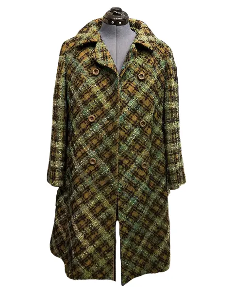 Foto de um(a) Casaco Vintage Tweed Xadrez, da categoria de Casacos. Raríssimo casaco tweed, xadrez em tom predominante verde, fechamento transpassado, 6 botões frontais, forro caramelo. Veste... Vendido no marketplace Trésors.