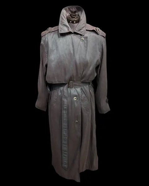 Foto de um(a) Trench Coat Vintage Besouro, da categoria de Casacos. Trench coat vintage, lindíssimo tom levemente metálico em tons esverdeado/azul/lilás, que carinhosamente chamamos de cor... Mostrado de uma perspectiva diferente. Vendido no marketplace Trésors.