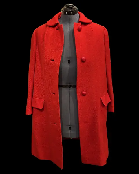 Foto de um(a) Casaco Vintage Lã Vermelho Vivo, da categoria de Casacos. casaco vintage, provavelmente década de 50, em lã, tom de vermelho tomate, gola estilo boneca, bolsos frontais,... Mostrado de uma perspectiva diferente. Vendido no marketplace Trésors.
