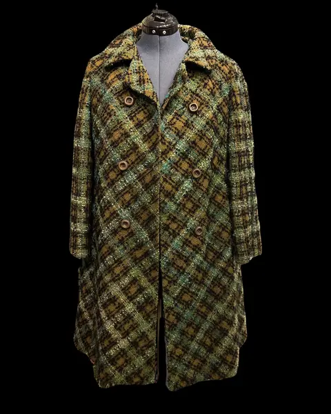 Foto de um(a) Casaco Vintage Tweed Xadrez, da categoria de Casacos. Raríssimo casaco tweed, xadrez em tom predominante verde, fechamento transpassado, 6 botões frontais, forro caramelo. Veste... Mostrado de uma perspectiva diferente. Vendido no marketplace Trésors.