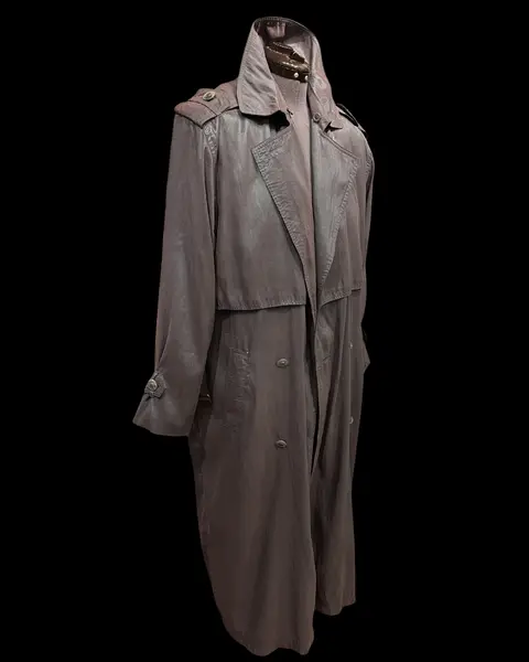 Foto de um(a) Trench Coat Vintage Besouro, da categoria de Casacos. Trench coat vintage, lindíssimo tom levemente metálico em tons esverdeado/azul/lilás, que carinhosamente chamamos de cor... Mostrado de uma perspectiva diferente. Vendido no marketplace Trésors.