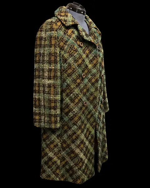 Foto de um(a) Casaco Vintage Tweed Xadrez, da categoria de Casacos. Raríssimo casaco tweed, xadrez em tom predominante verde, fechamento transpassado, 6 botões frontais, forro caramelo. Veste... Mostrado de uma perspectiva diferente. Vendido no marketplace Trésors.